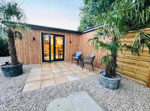 The Hideout - private luxury cabin near the sea with garden area, sea views and parking