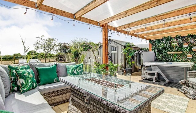 The Highest Point in Chester: Hot Tub and Parking