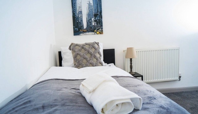 The Highfield Villa, Northampton Centre, Sleeps 10