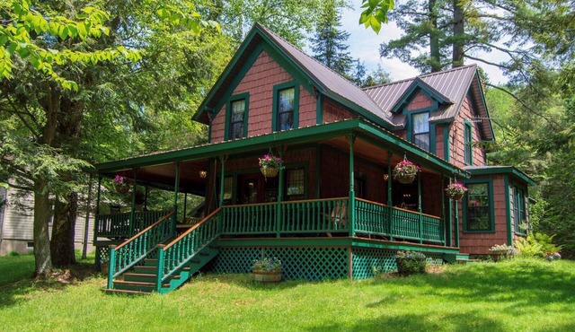 The Highland Lodge - 4th Lake Historic, Waterfront Home