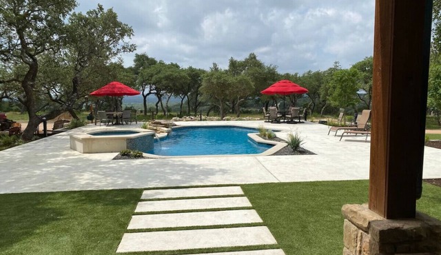 The Highland: Sleeps 30+, Events, Multiple Courts, 20 Acres, Best Hill Country Views