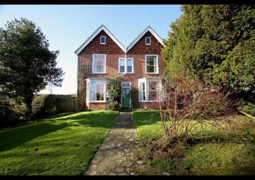 The Highlands - Iden nr Rye - Tennis Court