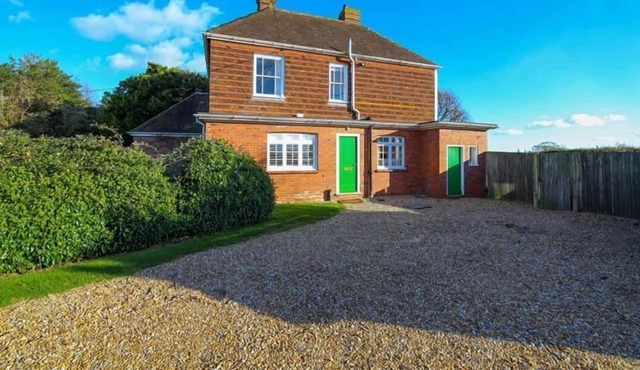 The Highlands, Nr Rye - Victorian House with Tennis court