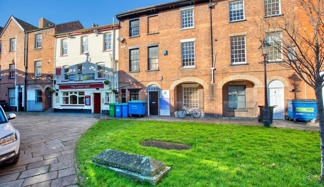 The Highstreet Retreat - Cosy, Central & Spacious!