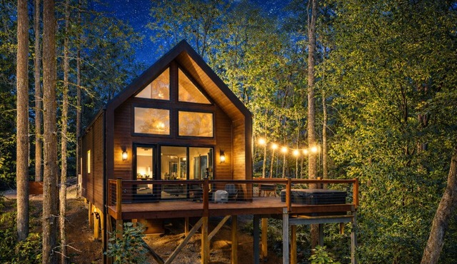 The Hightower Cabin at Pine Valley Cabins - Luxury Mountain Cabin- Mountain Views - Pickleball - Hot Tub - King Beds < 30 Minutes to Helen