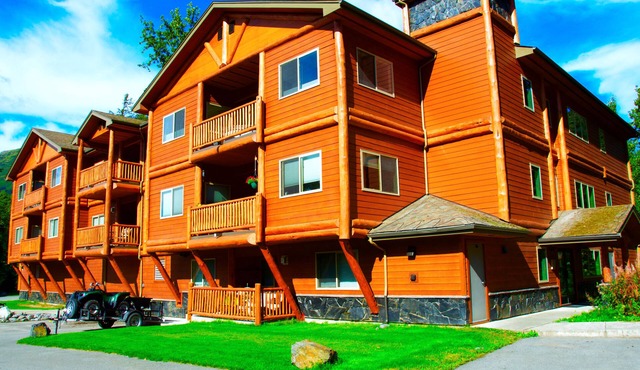 THE HIGHTOWER SUITE- A Luxury top floor Condo in the Center of Girdwood/Alyeska!