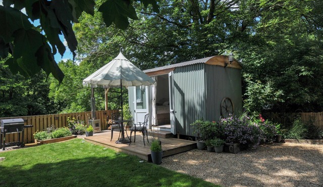 THE HIGHWOOD HUT, romantic, character holiday cottage in Liskeard