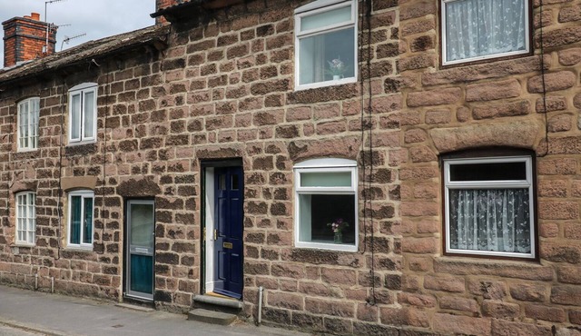 THE HILL, character holiday cottage, with a garden in Cromford