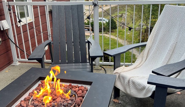 The Hill Suite | Ski-In/Out + Balcony Fire Ambiance & Mountain Views
