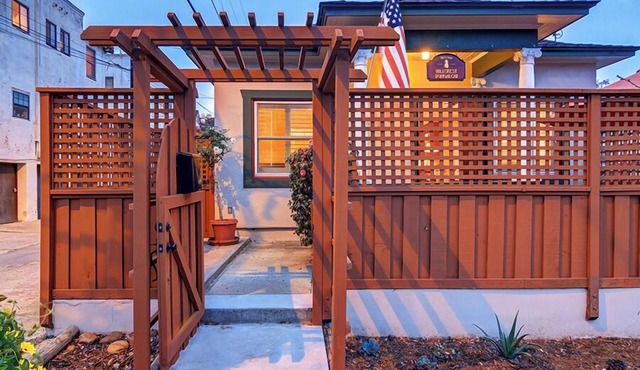 The Hillcrest Bungalow.NO Deposit City Center Location, 15 min to Beaches