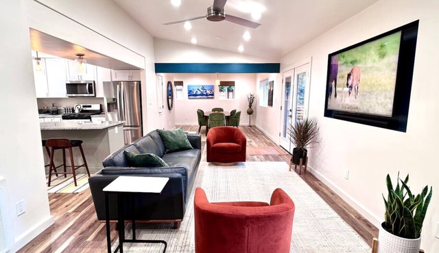 The Hillcrest Hideaway - Modern Elegance - Hot Tub