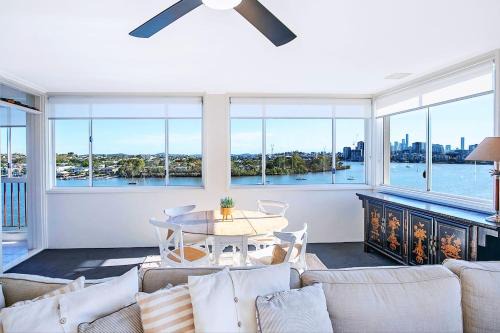 The Hillside at Hamilton - A Fresh Riverfront Abode