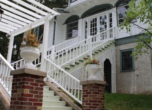 The Hillside B&B. Home w/Breakfast Service!