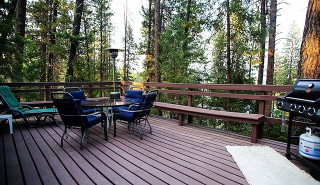 The Hillside Hideaway UNIQUE MIX OF RETRO & MODERN - Steps to Pool, Food & Golf