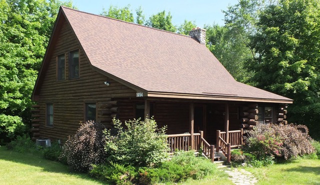 The Hillside Hideaway at Crystal Lake - PRIVATE SPA AND SEASONAL LAKEVIEW!