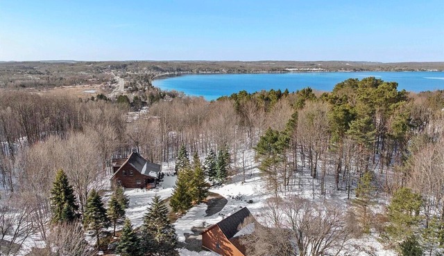 The Hillside Hideaway at Crystal Lake - Gorgeous with Great Outdoor Deck and Spa!