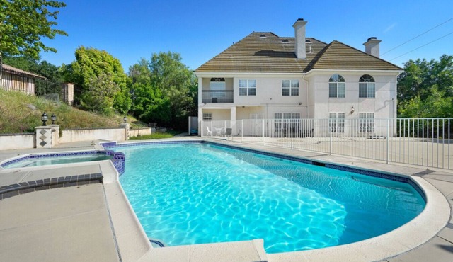 The Hillside Sanctuary Pool: 6 bedrooms, with fitness area, and wide backyard