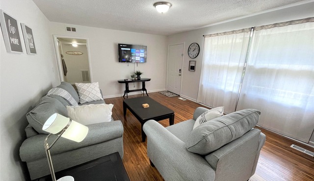 The Hilltop/Luxe Stylish Sunny Upscale