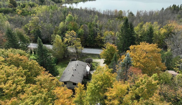 The Hilltop Retreat- Walking distance to Lake Charles