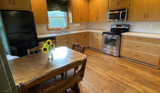 The Hinton House: Quaint 1 BD in the country!
