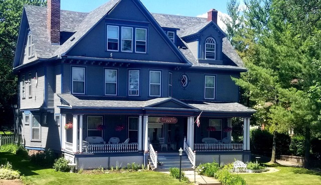 The Historic A. Charles Weiss Home.only 3 blocks away from Lakewalk!