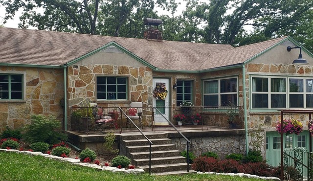 The Historic Cale House-Grand Lake OK- Waterfront with Dock! PET FRIENDLY!