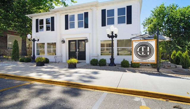 The Historic "Commercial Hotel" - 12 private bedrooms - Walk to the River!