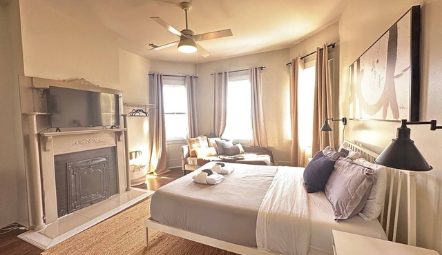 The Historic Darling House + Hot tub in Downtown Savannah! Great for Groups!