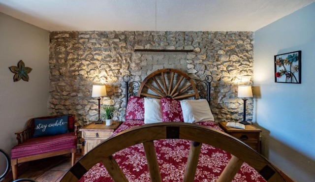 The Historic Leakey Inn