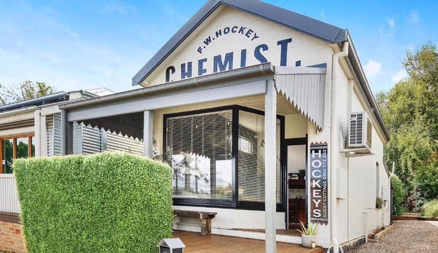 The Historic Old Pharmacy Hockeys - Millthorpe