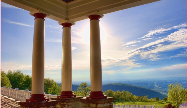 The Historic Summit Inn