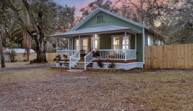 The Historic Sweetwater Cottage Firepit & Cornhole