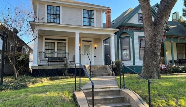 THE HISTORIC VICTORIAN HIDEAWAY - WITH SKYLINE VIEWS! BEST LOCATION IN UPTOWN!