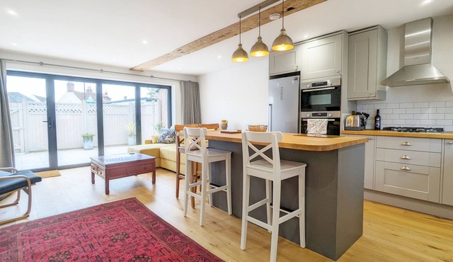 The Hive - a cottage that sleeps 4 guests in 2 bedrooms