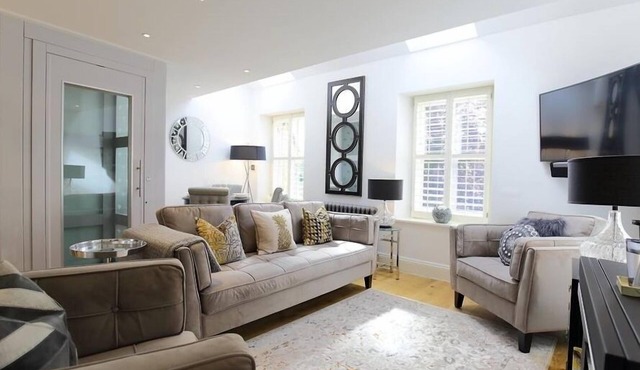 THE HIVE, romantic, character holiday cottage in Stow-On-The-Wold