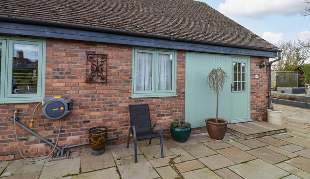 THE HIVE, romantic, with a garden in Colwall, Herefordshire