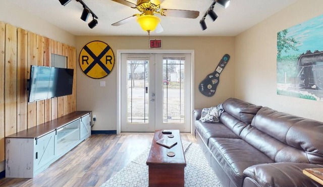 The Hobo Hideaway B: Pet Friendly & Just Off the Neosho Square!