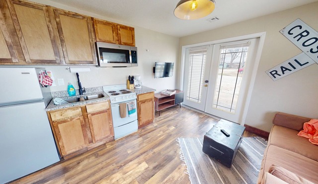 The Hobo Hideaway Unit A: Pet Friendly & Just Off the Neosho Square!