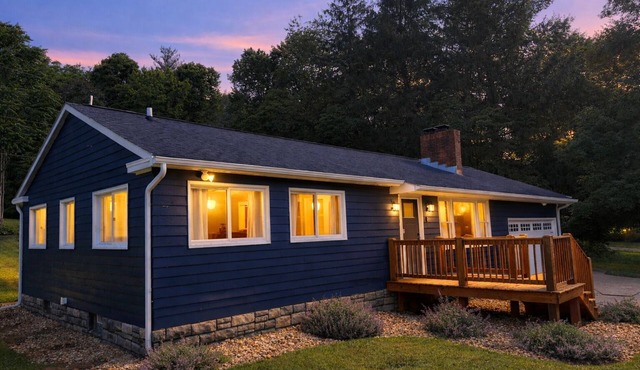 The Hocking Cottage: 3 bedroom on 10 acres w/WiFi, Hot Tub, Arcades + Fire Pit
