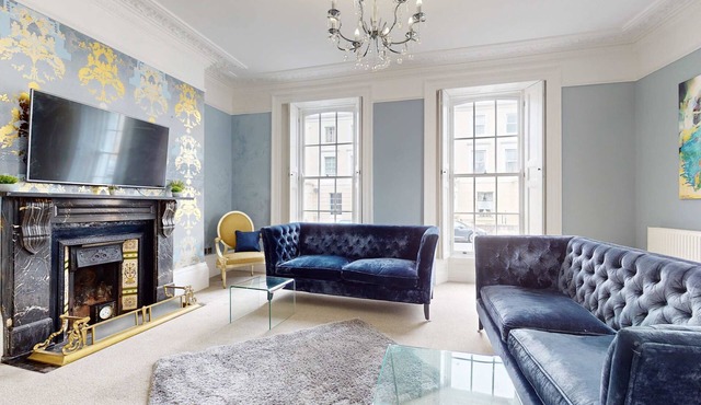 The Hoe, Beautiful 5-Bedroom House, Garden, Secure Parking, Sleeps 12