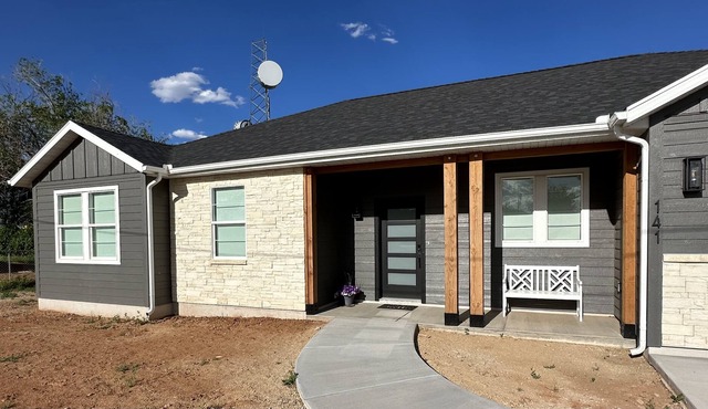 The Holliday House: Close to shops, eating, scenic trails and views.