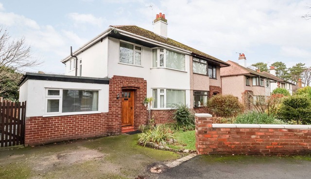 THE HOLLIES, pet friendly, with a garden in Prestatyn