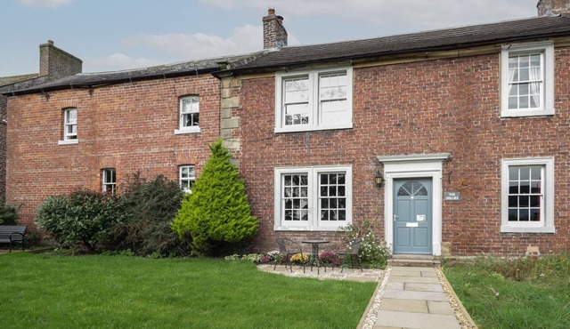 THE HOLLIES, pet friendly, with hot tub in Carlisle