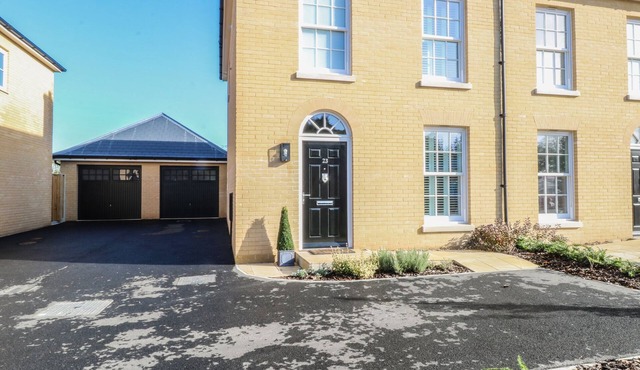 THE HOLLIES, pet friendly, with a garden in Norwich