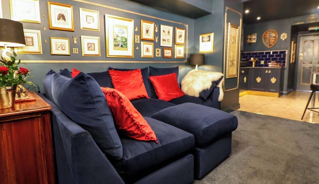 THE HOLLOW, pet friendly, character holiday cottage in Holywell