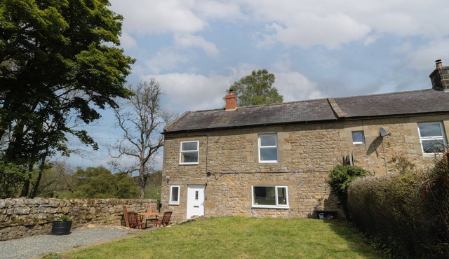 THE HOLLOW, pet friendly, character holiday cottage in West Woodburn
