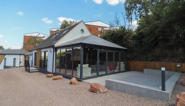 THE HOLLOWS, family friendly, with a garden in Hartshill