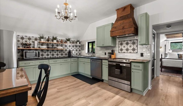 THE HOLLY HACIENDA - WALK to Downtown Holly, 2-Bed 2-Bath !