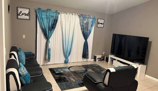 The Holly Residence: 3-bedroom apartment in lovely Lehigh Acres with WiFi, AC