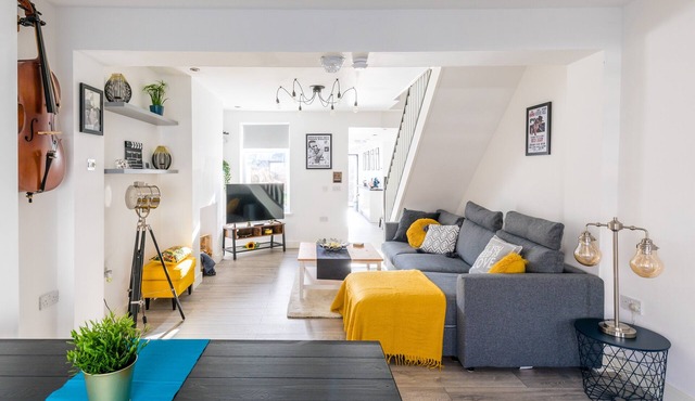 The Hollywood Beautiful 3 Bedroom House